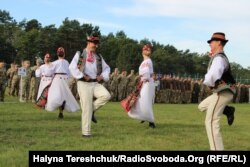 Військово-мистецький колектив подарував закарпатський танець під час відкриття