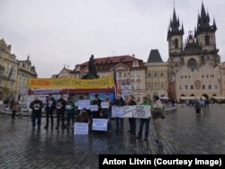 Жена Ильдара Дадина и активисты на центральной площади в Праге с пикетом против пыток в российских тюрьмах