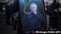 Pamje nga protesta në Lituani, kundër pushtimit rus të Ukrainës, më 1 mars 2022.