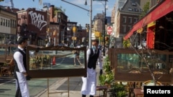 Un restaurant din New York se reorganizează pentru a garanta distanța socială, iulie 2020.