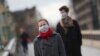 Люди в захисних масках на вулицях Лондона