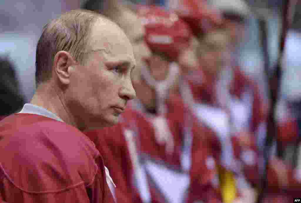 Russian President Vladimir Putin taking part with the stars of Soviet hockey in an exhibition event in Sochi ahead of the Sochi Winter Olympics slated for February. (AFP/RIA Novosti/Aleksei Nikolsky)