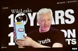 Основатель WikiLeaks Джулиан Эссанж выступает по видеосвязи по случаю 10-летия WikiLeaks, 4 октября 2016