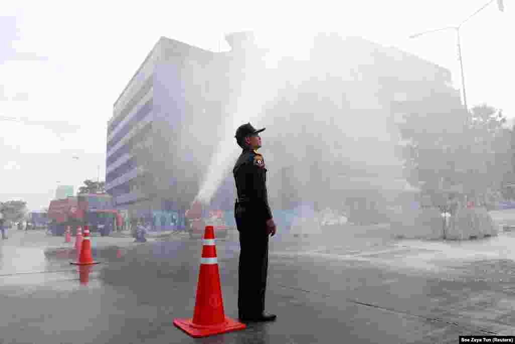 Bangkok authorities wash dust off streets after a week of hazardous pollution levels in the Thai capital. (Reuters/Soe Zeya Tun) 