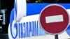 Logo ruskog energetskog diva Gazproma prikazan na jednoj od njegovih benzinskih stanica u Moskvi, 11. jula 2022.