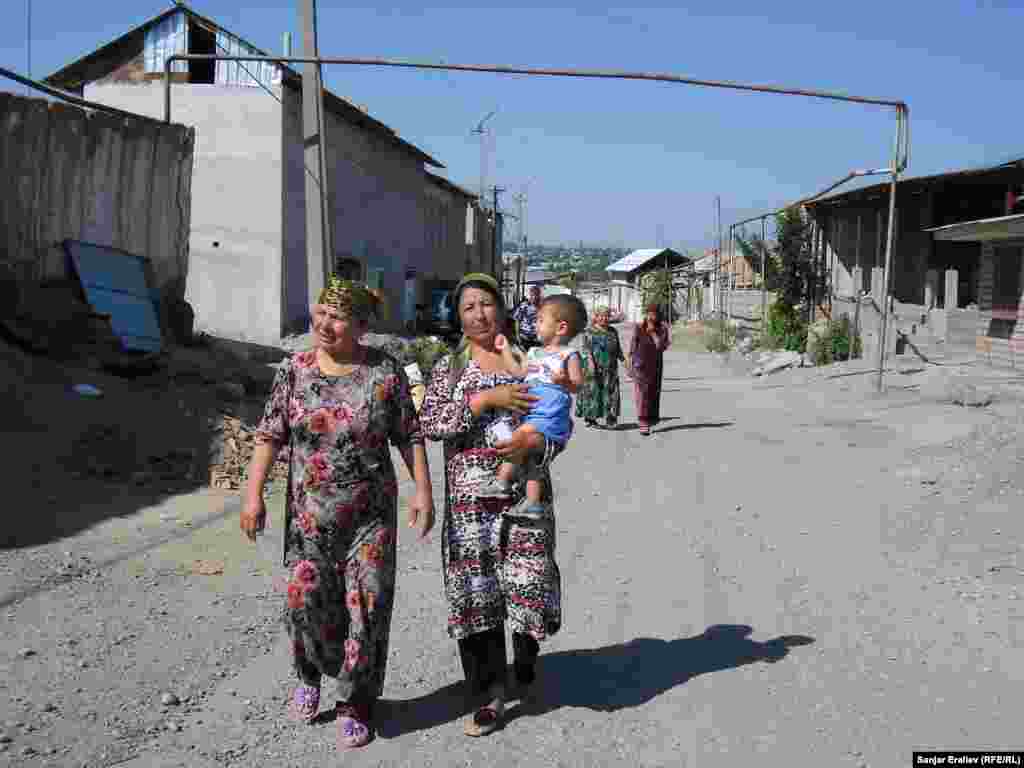 Жители пригородного села Шарк в Оше заняты уборкой улиц