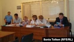 Владимир Козлов, Серік Сапарғали және Ақжанат Әминовтің адвокаттары. Ақтау, 16 тамыз 2012 жыл.