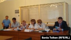 Владимир Козлов, Серік Сапарғали және Ақжанат Әминовтің адвокаттары. Ақтау, 16 тамыз 2012 жыл.