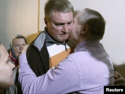 Былыя кандыдаты на прэзыдэнта Дзьмітры Вус ды Уладзімер Някляеў у судзе