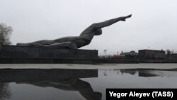 Вид на памятник погибшему солдату в Казани.