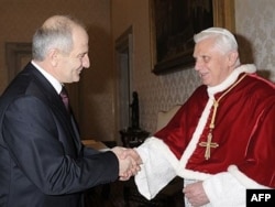 Papa Benedikti XVI takohet me presidentin e atëhershëm të Kosovës, Fatmir Sejdiu, në Vatikan, më 2 shkurt 2008.