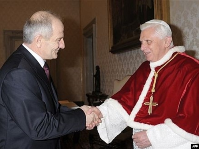 Papa Benedikti XVI takohet me presidentin e atëhershëm të Kosovës, Fatmir Sejdiu, në Vatikan, më 2 shkurt 2008.
