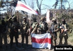 Беларускія добраахвотнікі зь бел-чырвона-белым сьцягам на вайне за Ўкраіну, архіўнае фота