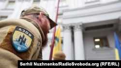Несколько десятков человек, выдававших себя за ветеранов отряда специального назначения "Азов", собрались под стенами Министерства иностранных дел в Киеве, 28 октября 2019 года.