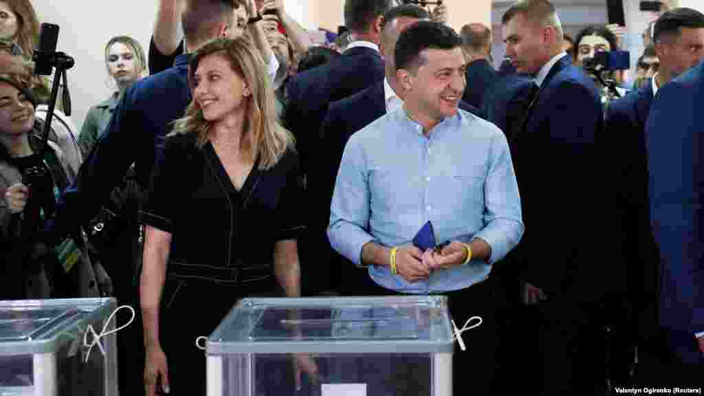 Президент Украины Владимир Зеленский с женой Еленой на избирательном участке