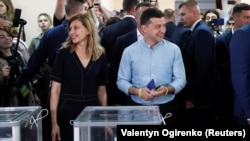 Президент України Володимир Зеленський та його дружина Олена (л) під час голосування на парламентських виборах, 2019 рік