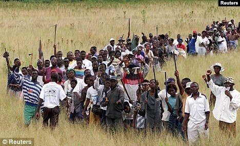 Толпа сторонников Роберта Мугабе идет на захват "белой фермы". 2005 год