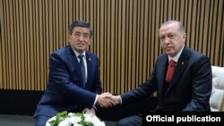 Кыргызстандын президенти Сооронбай Жээнбеков жана Түркиянын президенти Режеп Тайып Эрдоган.