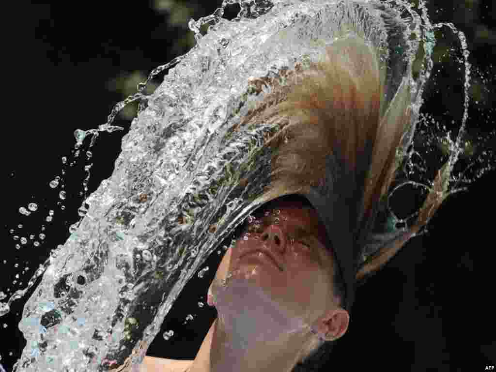 Slovačka - Rashlađivanje na bazenu na jugu zemlje u Velikoj Mani, 11.07.2010. - Foto: AFP / Samuel Kubani 