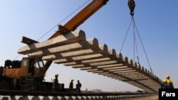 کار ساخت و راه‌اندازی قطعه قزوین به رشت و افتتاح آن بارها به تعویق افتاده است. پیش از این گفته شده بود این پروژه در تابستان به بهره‌برداری می‌رسد.