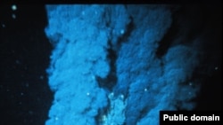 Гидротермальный источник на дне Атлантического океана — «черный курильщик». В таких экстремальных условиях живут археи Pyrolobus fumarii.