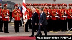Майк Пенс и премьер-министр Георгий Квирикашвили обходят строй почетного караула