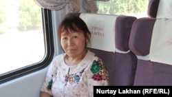 Улжан Нурбаева, жительница станции Казыбек-бек, в пригородном поезде. Алматинская область, 16 августа 2017 года.
