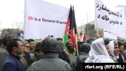 مظاهره کننده‌ها در مقابل سفارت پاکستان در کابل