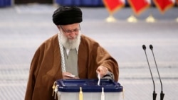 Иранның рухани басшысы аятолла Әли Хаменеи парламент сайлауына дауыс беріп тұр. Тегеран, 21 ақпан 2020 жыл.