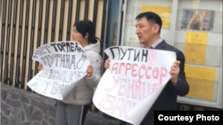 Гражданский активист Нурлан Карымшаков с женой Гульзаной Имаевой пикетируют посольство России в Кыргызстане. 27 марта 2019 года. Фото с facebook-страницы Карымшакова.