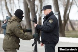 (©Shutterstock) Секретар РНБО України Олександр Турчинов роздає нові гвинтівки для снайперів Національної гвардії. Київщина, 18 березня 2016 року