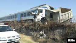 مسئولان راه‌آهن ایران می‌گویند که مقصر این حادثه راننده کامیون بوده که با سرعت بالا در مسیر غیرمجاز حرکت می‌کرده و همزمان مشغول تلفن همراه خود نیز بوده