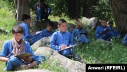 د نورستان د زده کوونکو یو انځور