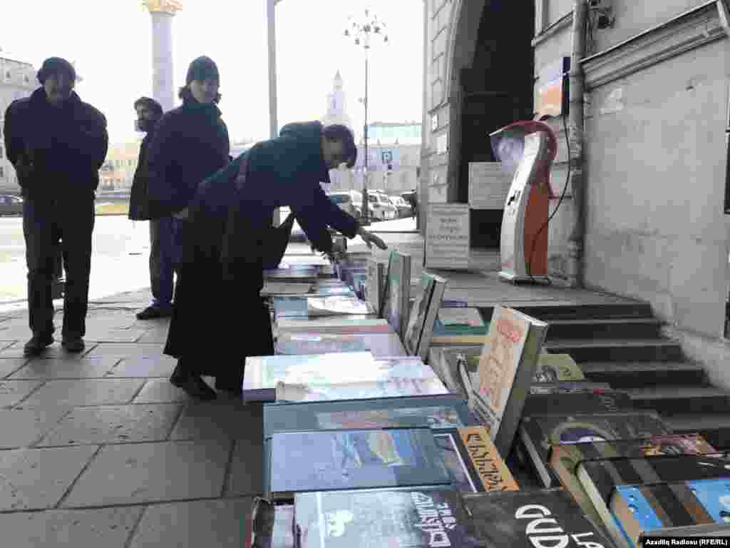 Tbilisinin mərkəzi və Bakıda əvvəllər kitab satılan mərkəzi küçələrdən biri