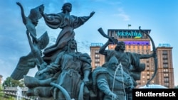 Пам’ятник легендарним засновникам міста Києва – братам Кию, Щеку, Хориву і їхній сестрі Либіді – у столиці України 