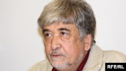 Сурат Икрамов основал Инициативную группу независимых правозащитников Узбекистана в 2002 году.
