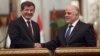 رئيس الوزراء العراقي حيدر العبادي يصافح نظيره التركي أحمد داودأوغلو