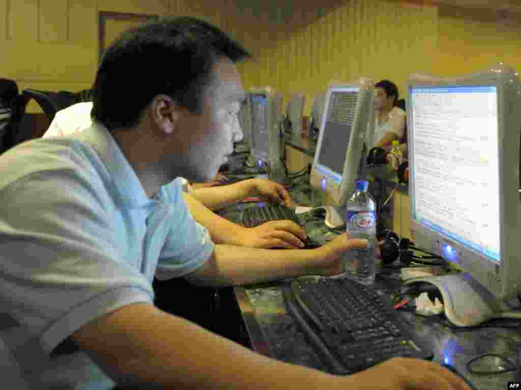 China -- People use computers at an internet cafe in Beijing, 06Jun2009 - CHINA, Beijing : TO GO WITH AFP STORY "China-Internet-crime-police-politics," People use computers at an internet bar in Beijing on June 3, 2009.