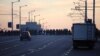 Білоруська служба Радіо Свобода повідомляє, що силовики перекрили рух мостом на вулиці Кальварийській, на місці присутні люди у військовій формі з вогнепальною зброєю