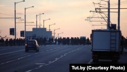 Білоруська служба Радіо Свобода повідомляє, що силовики перекрили рух мостом на вулиці Кальварийській, на місці присутні люди у військовій формі з вогнепальною зброєю