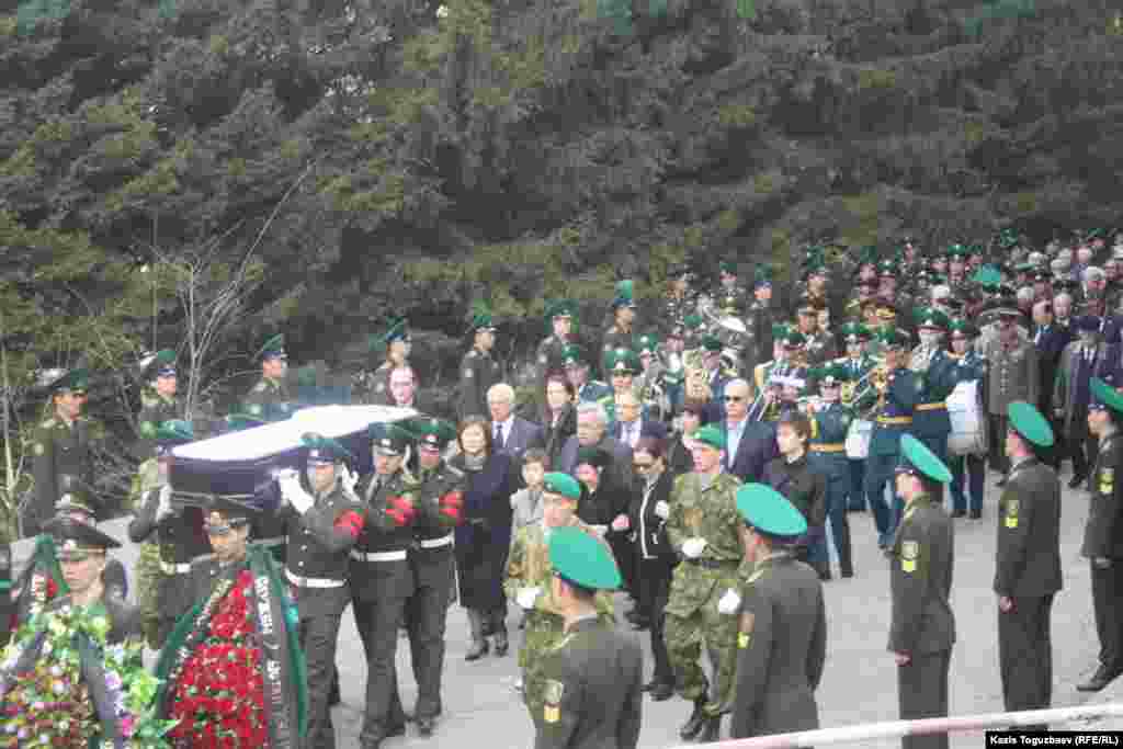 Гроб с телом покойного Василия Шевченко, бывшего председателя КГБ Казахской ССР, несут к орудийному лафету. Алматы, 5 апреля 2012 года.