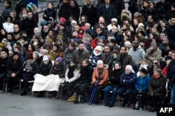 Familiile victimelor atentatelor la ceremoniile de la Paris din ianuarie 2016