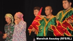 Артисты театра "Аксарай" во время постановки. Алматы, 25 июня 2012 года.