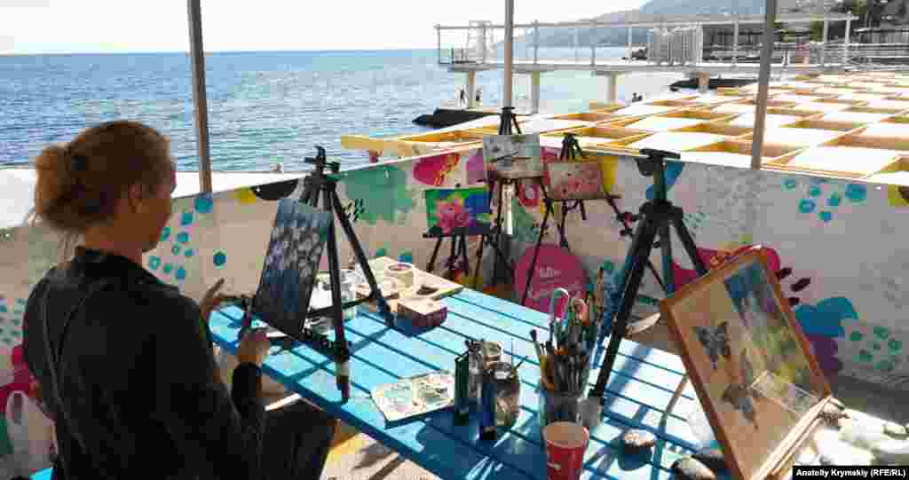 Місцева художниця Світлана свої пляжні роботи називає &laquo;інтуїтивним живописом&raquo;