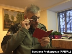 Марков читает правила, действующие в отношении военного билета СССР