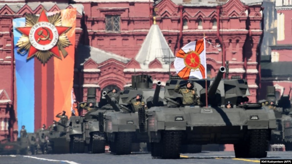 Az orosz T-14 Armata tartÃ¡lyok felvonulnak a VÃ¶rÃ¶s tÃ©ren a Moszkvai Napi katonai parÃ¡dÃ© sorÃ¡n mÃ¡jus 9-Ã©n.