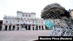 Zaštitna maska na skulpturi na Trgu Karla Alberta u Turinu u Italiji