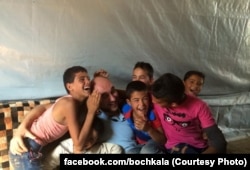 Роман Бочкала и сирийские беженцы в лагере в Ливане