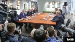 Иллюстрационное фото: президент России Владимир Путин (в центре на дальнем плане) на встрече с гражданами Франции в Симферополе, 18 марта 2019 года