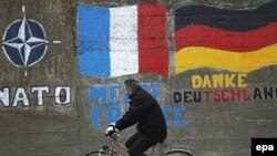 Graffiti in the Kosovo town of Gnjilane expressing gratitude to NATO and countries that recognize the independence of Kosovo.